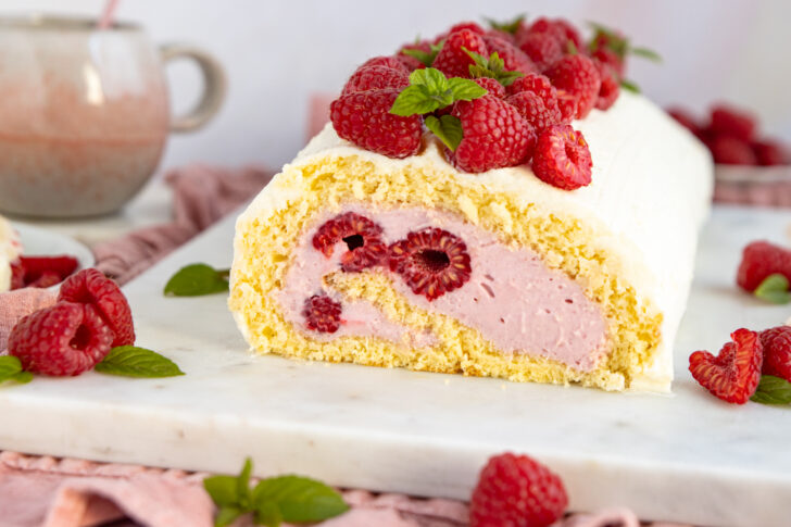 Biskuitrolle mit Himbeeren