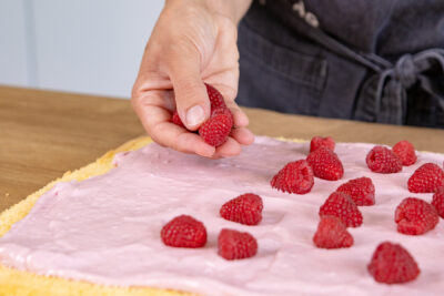 Himbeeren darauf verteilen