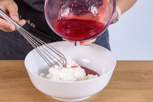 Himbeermus zum Quark geben