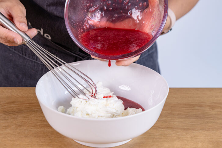 Himbeermus zum Quark geben