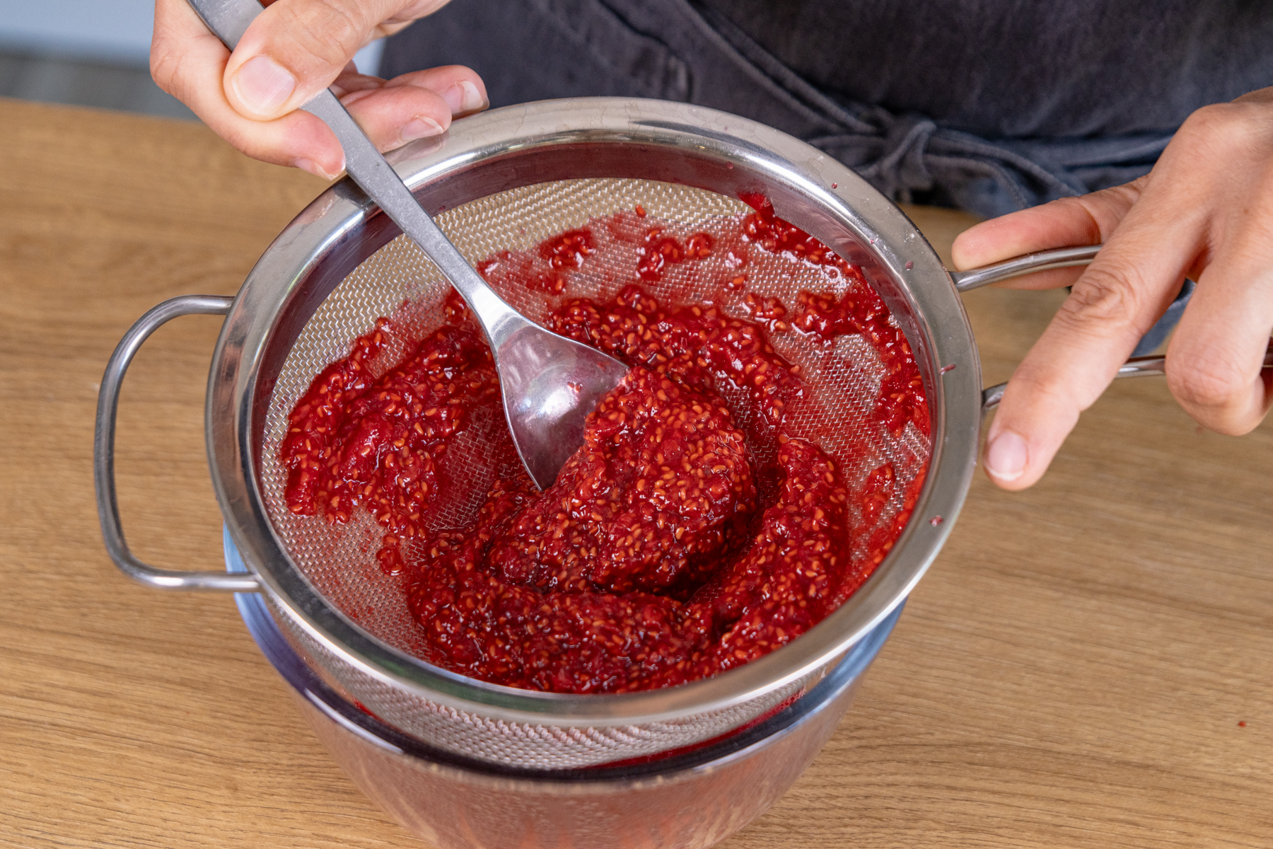 Biskuitrolle mit Himbeeren | Rezept