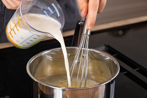 Milch dazu gießen