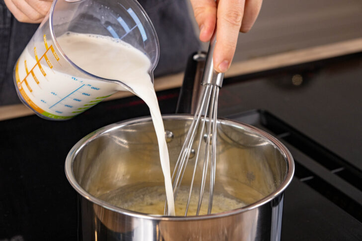 Milch dazu gießen