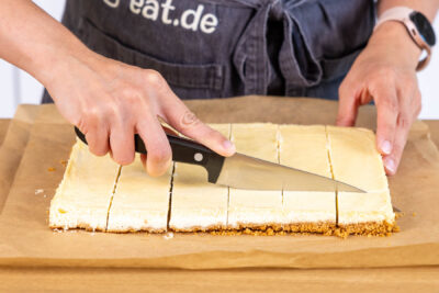Käsekuchen in Stücke schneiden