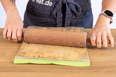 Kekse mit dem Nudelholz zerbröseln