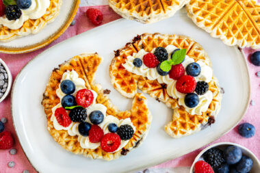 Croffles mit Sahne und Beeren