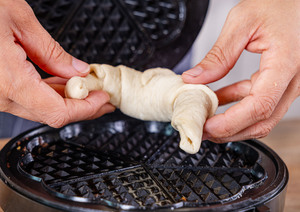 Croissants in das Waffeleisen geben