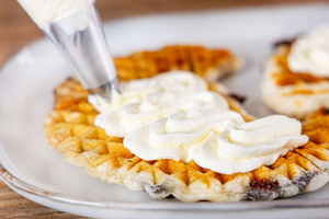 Sahne auf den Waffeln verteilen