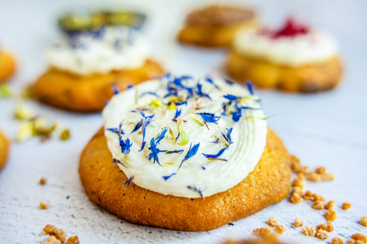Crumbl Cookies mit Frosting