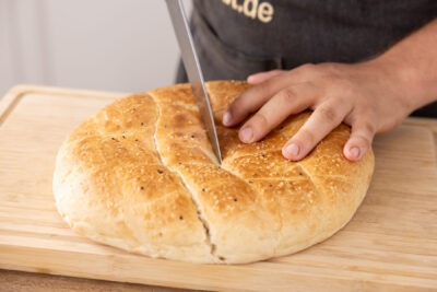 Fladenbrot aufschneiden.