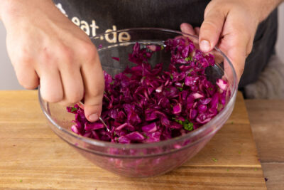 Rotkohl abschmecken.