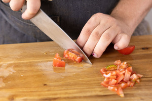 Tomate klein schneiden.
