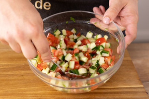 Tomate und Gurke vermengen.