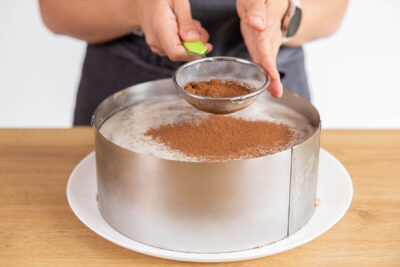 3 Tage Torte mit Backkakao bestäuben