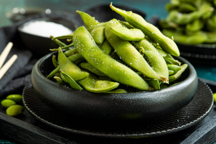 ungeschälte Edamame zubereiten