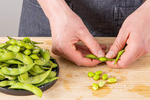 Edamame aus der Schale drücken