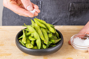 Edamame salzen