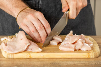 Hähnchenfleisch in Stücke schneiden