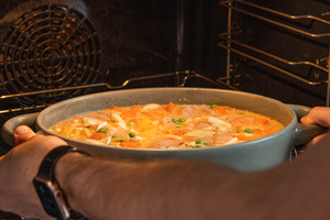 Ofensuppe mit Hähnchen und Ananas in den Ofen geben