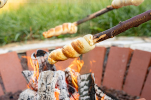 Süßes Stockbrot über Lagerfeuer