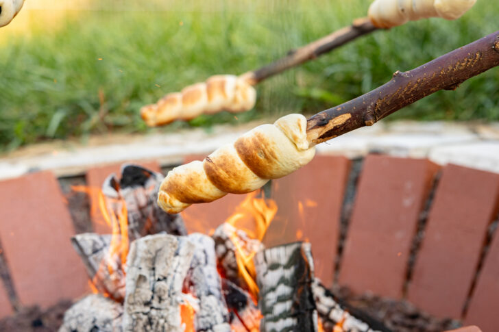 Süßes Stockbrot über Lagerfeuer