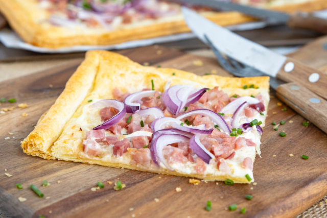 Flammkuchen mit Blätterteig | Rezept