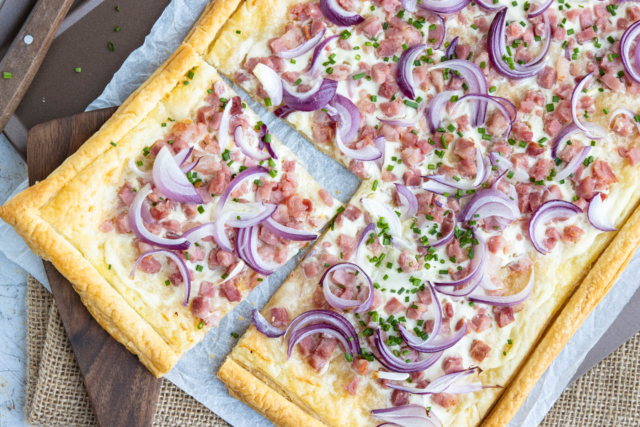 Flammkuchen mit Blätterteig | Rezept