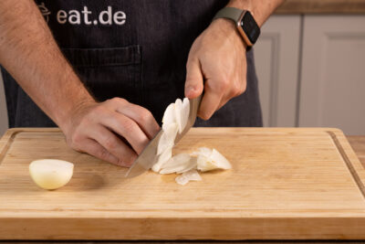 Zwiebeln in feine Streifen schneiden.
