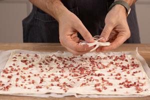 Zwiebeln verteilen.