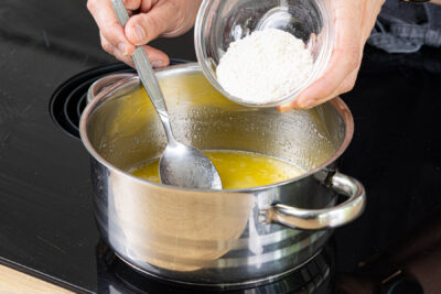Butter und Zucker schmelzen