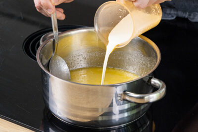 Sahne in die Butter rühren