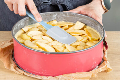Äpfel auf dem Teig verteilen