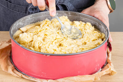 Mandelmasse auf dem Kuchen verteilen
