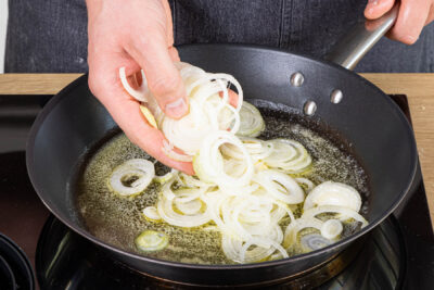 Zwiebelringe in Butter andünsten