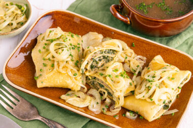 Geschmälzte Maultaschen mit Schmelzzwiebeln