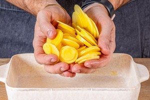 Kartoffelscheiben in Auflaufform geben