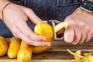 Kartoffeln schälen