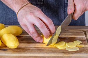 Kartoffeln in Scheiben schneiden