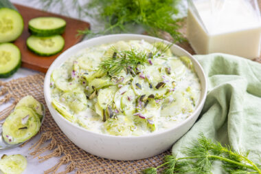 Gurkensalat mit Dill und saurer Sahne
