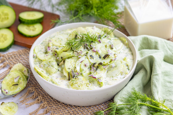 Gurkensalat mit Dill und saurer Sahne