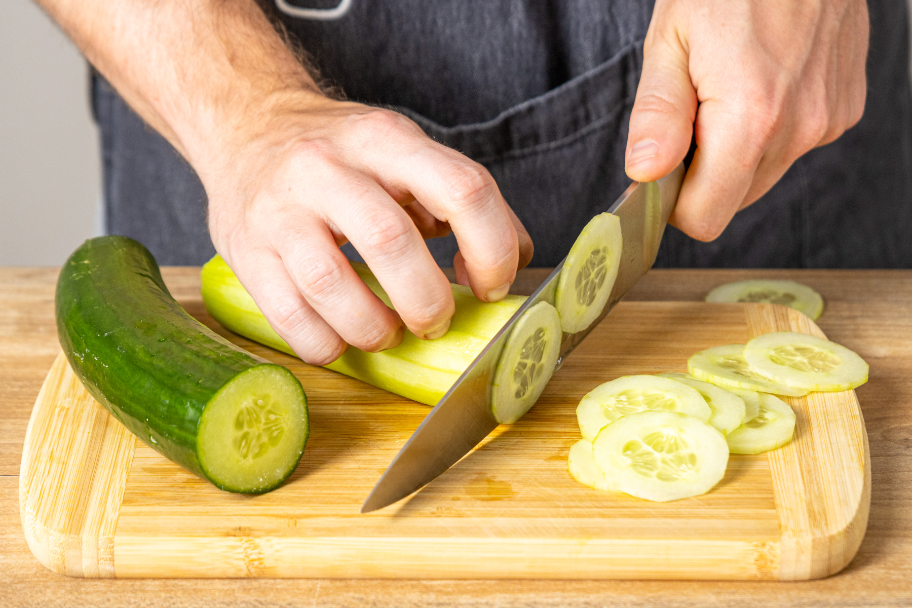 Gurkensalat mit Dill und saurer Sahne