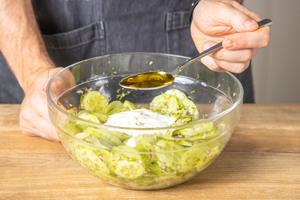 Öl in Gurkensalat geben