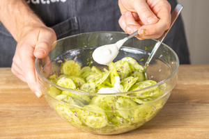 Saure Sahne in Gurkensalat geben