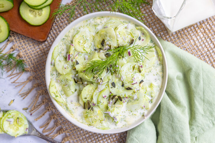 Gurkensalat mit Dill und saurer Sahne serviert in Schüssel