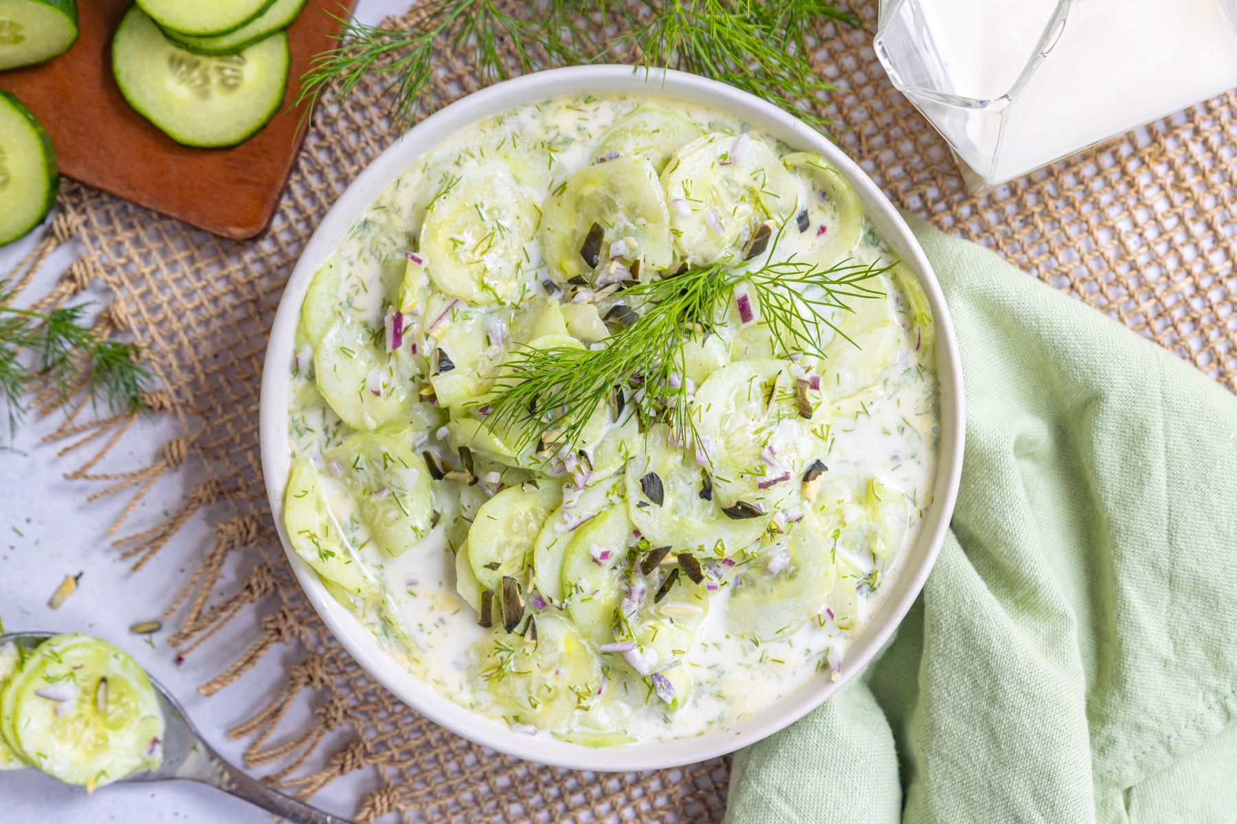 Gurkensalat mit Dill und saurer Sahne
