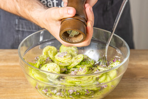 Gurkensalat würzen mit Pfeffer