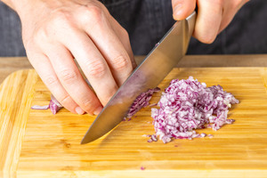 Zwiebel schneiden