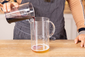 Rotwein in ein Gefäß geben