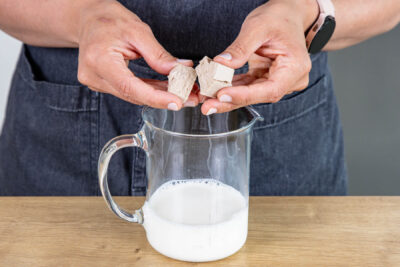Hefe mit Zucker in Milch auflösen
