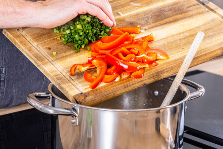 Paprika und Lauch in den Topf geben